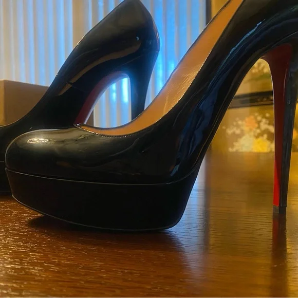 (FITS LIKE A SIZE 9 and 9.5) Christian Louboutin Black only tried on indoors - Picture 5 of 16